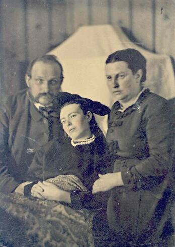 A post mortem family photograph